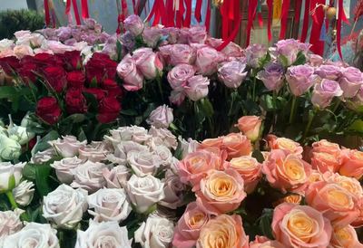 七夕礼品新风尚 实用型礼物走俏，花卉市场绽放浪漫经济